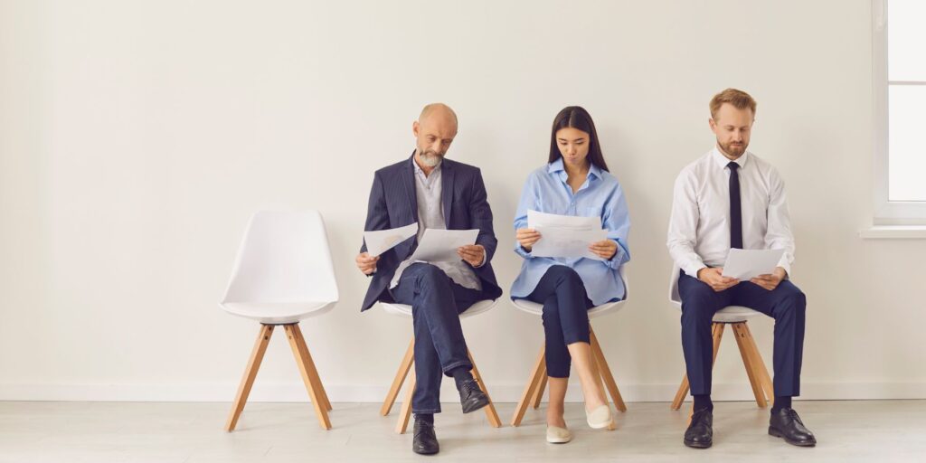 personas sentadas