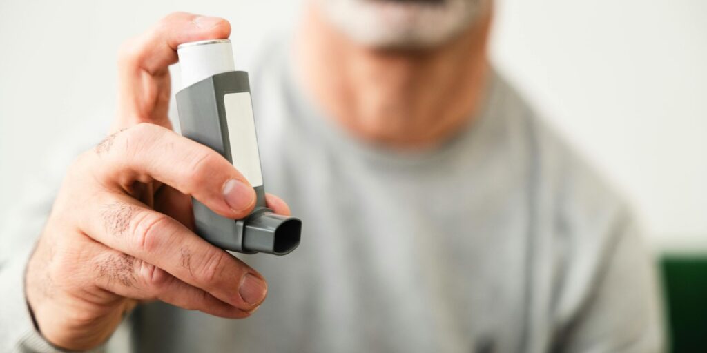 ¿Cómo reducir la tos y la fatiga en pacientes con fibrosis pulmonar