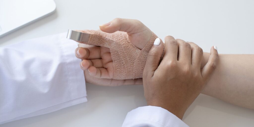 causa los esguinces y distensiones